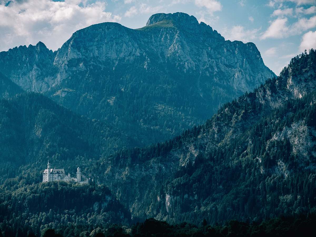 mountain range white castle and mountains at daytime mountain top